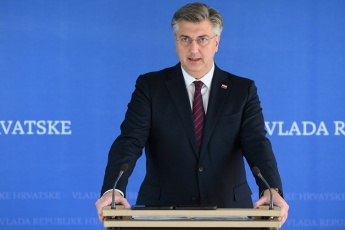 Prosvjedujemo jer za 60 posto neto dižete svoje visoke plaće, a smanjujete umirovljenicima