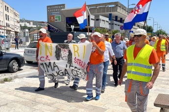 Direktoru više od 3.200 €, a radniku 8 € plaće