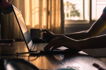 Poziv Komisije na „rad od kuće“ hitno zahtijeva zakon o radu na daljinu